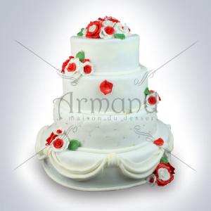 Tort de nunta alb cu falduri si flori rosii