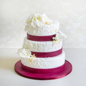 Tort de nunta Trandafiri albi si bentita maro Tort de nunta Trandafiri albi si bentita maro