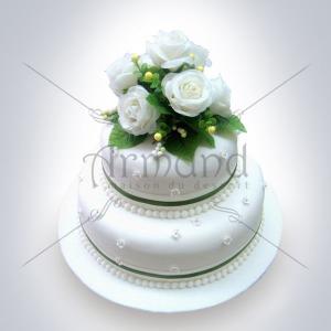 Tort Elegant cu trandafiri albi naturali Tort Elegant cu trandafiri albi naturali