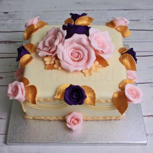 Tort cu flori roz si mov Tort cu flori roz si mov