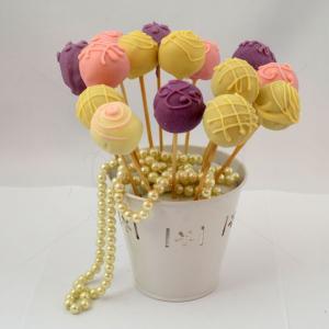 Cake Pops-uri roz, lila si crem Cake Pops-uri roz, lila si crem