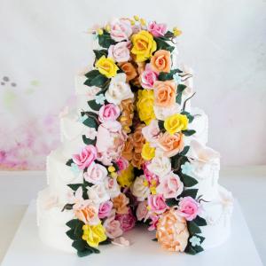 Tort de nunta Despicat cu flori Tort de nunta Despicat cu flori