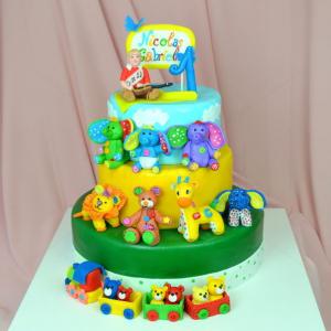 Tort de botez figurine colorate