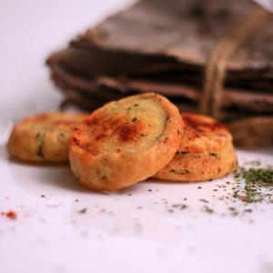 Biscuiti cu branza, boia si patrunjel Biscuiti cu branza, boia si patrunjel