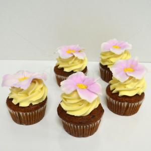 Cupcakes cu crema si flori
