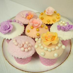 Cupcakes colorate cu floricele si perle