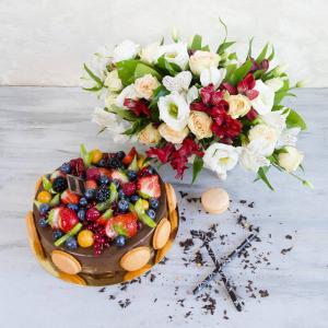 Pachet Cadou Chocolate Berry si Flori primavara Pachet Cadou Chocolate Berry si Flori primavara