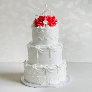 Tort Dantela si trandafiri rosii Tort Dantela si trandafiri rosii