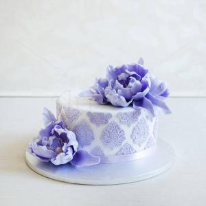 Tort Dantela si flori mov-lila Tort Dantela si flori mov-lila