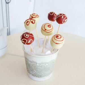Cake pops detalii rosii si albe Cake pops detalii rosii si albe