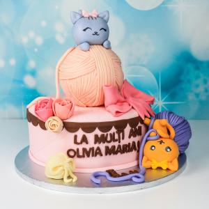 Tort roz cu pisicute si ghem Tort roz cu pisicute si ghem