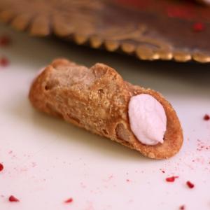 Cannoli cu zmeura liofilizata Cannoli cu zmeura liofilizata