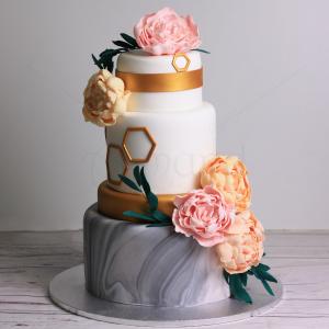 Tort de nunta cu flori pastelate si elemente aurii moderne