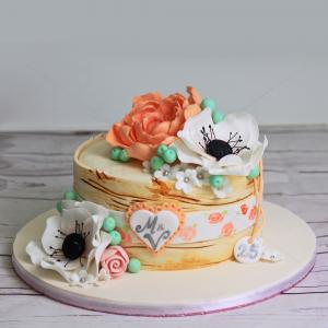 Tort de cununie cu scoarta de lemn si flori pastelate Tort de cununie cu scoarta de lemn si flori pastelate