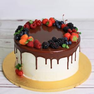 Tort cu ciocolata scursa Tort cu ciocolata scursa