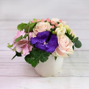 Aranjament floral Pasteluri Delicate in vas ceramic