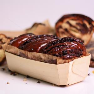 Cozonac insiropat cu nuci si ciocolata Cozonac insiropat cu nuci si ciocolata