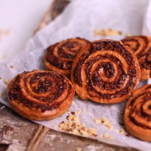 Biscuiti cu unt, nuca si scortisoara Biscuiti cu unt, nuca si scortisoara