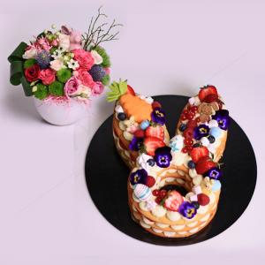 Pachet cadou tort iepuras si aranjament floral Pachet cadou tort iepuras si aranjament floral