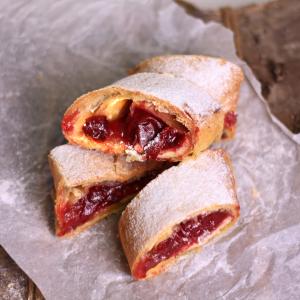 Mini strudel cu visine, martipan si fulgi de migdale Mini strudel cu visine, martipan si fulgi de migdale
