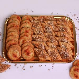 Platou romburi cu seminte si telemea si biscuitii cu boia, patrunjel si telemea Platou romburi cu seminte si telemea si biscuitii cu boia, patrunjel si telemea