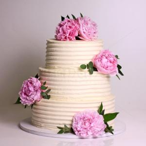 Tort alb cu flori naturale Tort alb cu flori naturale