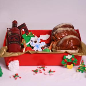 Pachet elegant vin rosu si cozonac Pachet elegant vin rosu si cozonac
