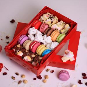 Cutie cadou ciocolata, macarons si bezele Cutie cadou ciocolata, macarons si bezele