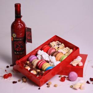 Pachet cadou ciocolata, macarons si vin Il Potere Pachet cadou ciocolata, macarons si vin Il Potere