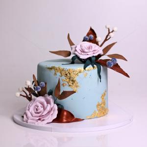 Tort trandafiri eleganti si aur comestibil Tort trandafiri eleganti si aur comestibil