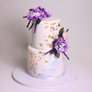 Tort de nunta cu flori lila si foita aur Tort de nunta cu flori lila si foita aur