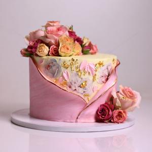 Tort elegant cu trandafiri natural Tort elegant cu trandafiri natural