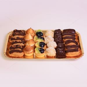Platou mini eclere si tarte Platou mini eclere si tarte