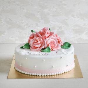 Tort Alb cu trandafiri roz Tort Alb cu trandafiri roz