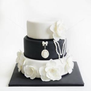 Tort de nunta Perle, camee si flori Tort de nunta Perle, camee si flori