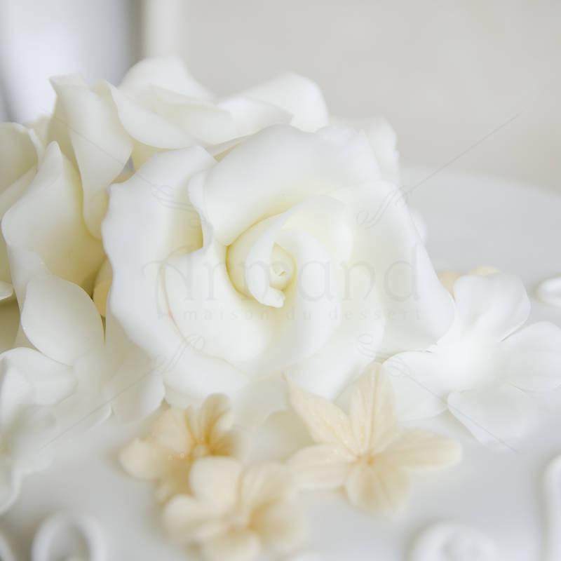 Tort de nunta Trandafiri albi si bentita maro