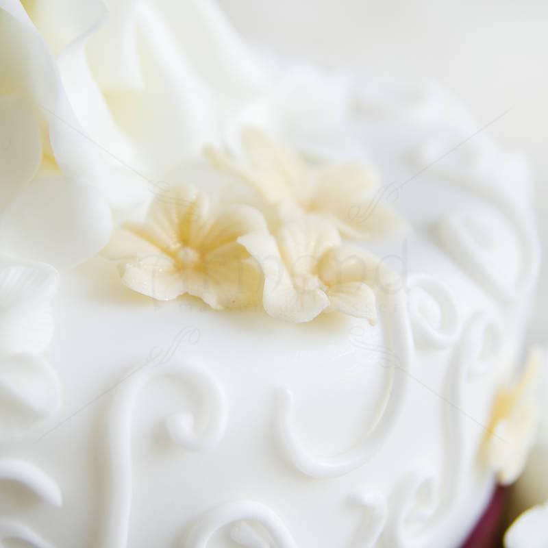 Tort de nunta Trandafiri albi si bentita maro