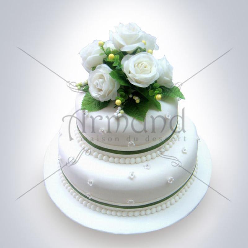 Tort Elegant cu trandafiri albi naturali