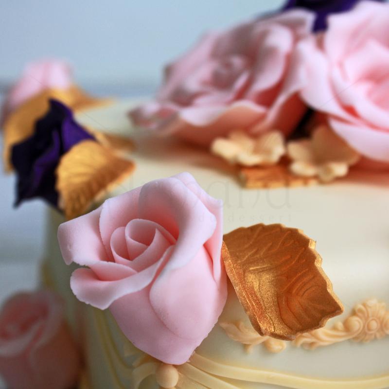 Tort cu flori roz si mov