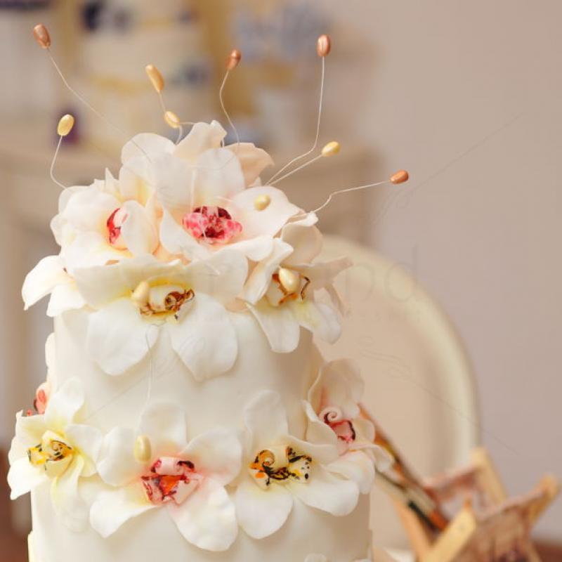 Tort de nunta Orhidee albe