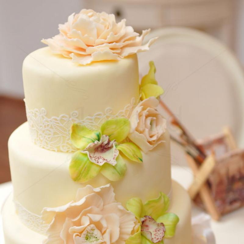 Tort de nunta Orhidee si dantela