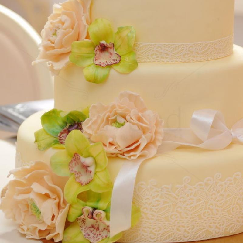 Tort de nunta Orhidee si dantela