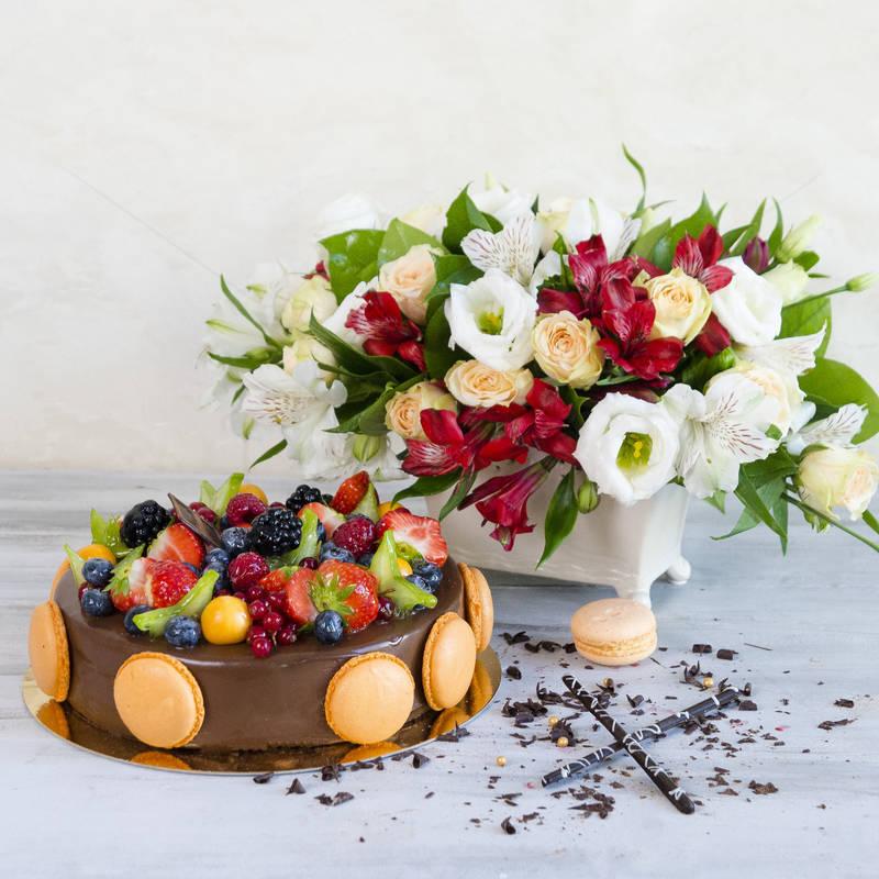 Pachet Cadou Chocolate Berry si Flori primavara