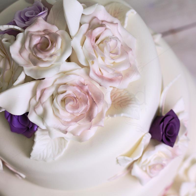 Tort nunta cu trandafiri albi si mov