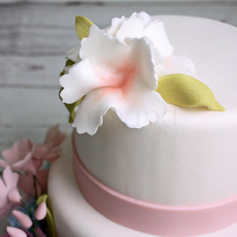 Tort nunta flori pastelate