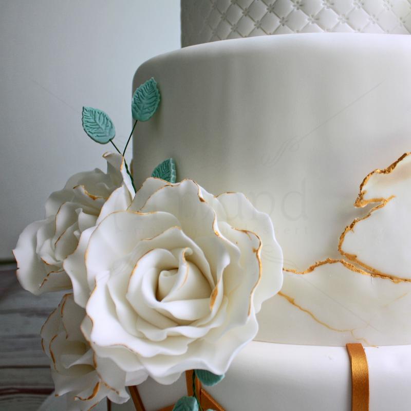 Tort nunta cu flori albe si detalii aurii