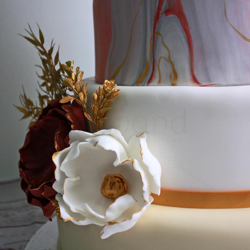 Tort nunta auriu cu flori albe si grena