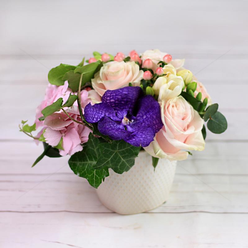 Aranjament floral Pasteluri Delicate in vas ceramic
