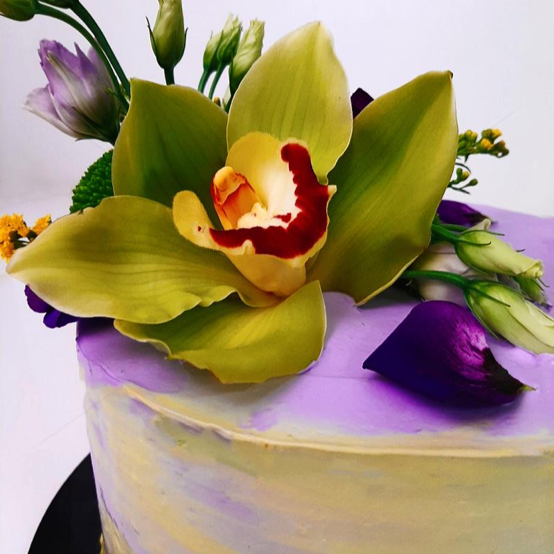 Tort elegant cu flori naturale