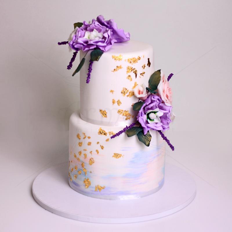 Tort de nunta cu flori lila si foita aur 